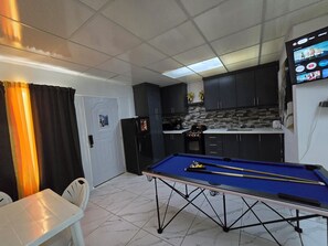 Condo superluxo, 1 cama Queen e sofá-cama | Área de estar | Smart TV 32 polegadas com canais digitais, Netflix, Hulu