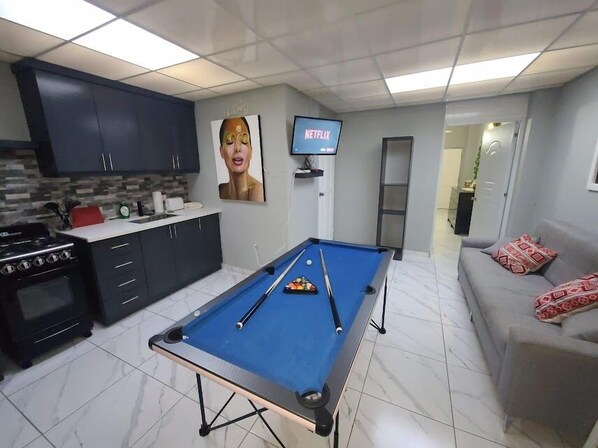 Kondo Mewah, 1 Tempat Tidur Queen dengan tempat tidur Sofa | Seprai premium, busa memori, brankas, dan didekorasi berbeda-beda