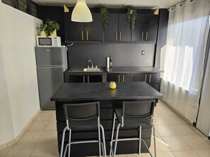 Bloc d'apartaments, 1 llit de matrimoni gran i sofà llit | Cuina privada | Frigorífic gran, microones, productes de neteja i congelador