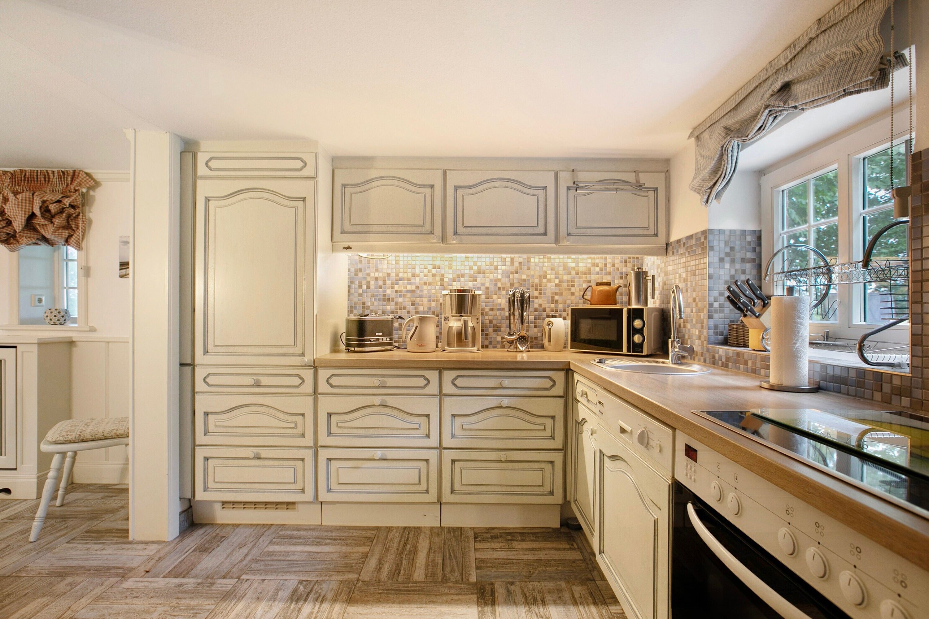 冷蔵庫、電子レンジ、オーブン、コンロ