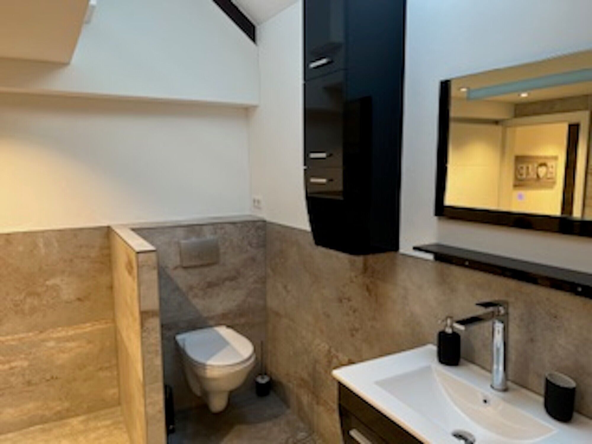 Een douche, een haardroger, handdoeken