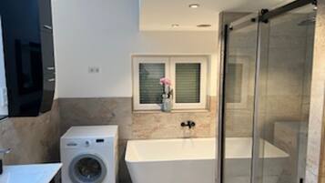 Dusche, Haartrockner, Handtücher