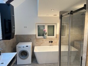 Shower, hair dryer, towels - Holiday Home 'Ferienhaus 6 Personen' with Private Terrace, Private Garden and Wi-Fi (Weißensberg)