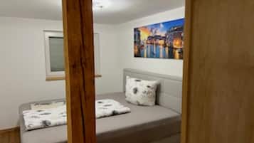 3 bedrooms, iron/ironing board, free WiFi, bed sheets