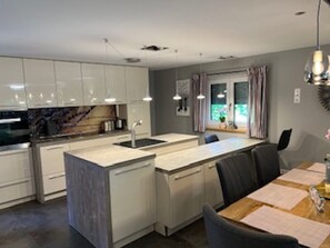 Fridge, oven, stovetop, dishwasher