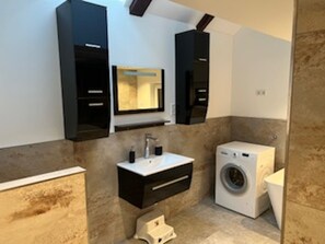 Shower, hair dryer, towels - Holiday Home 'Ferienhaus 6 Personen' with Private Terrace, Private Garden and Wi-Fi (Weißensberg)
