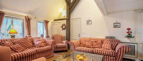 电视、壁炉、DVD 播放器、立体声音响