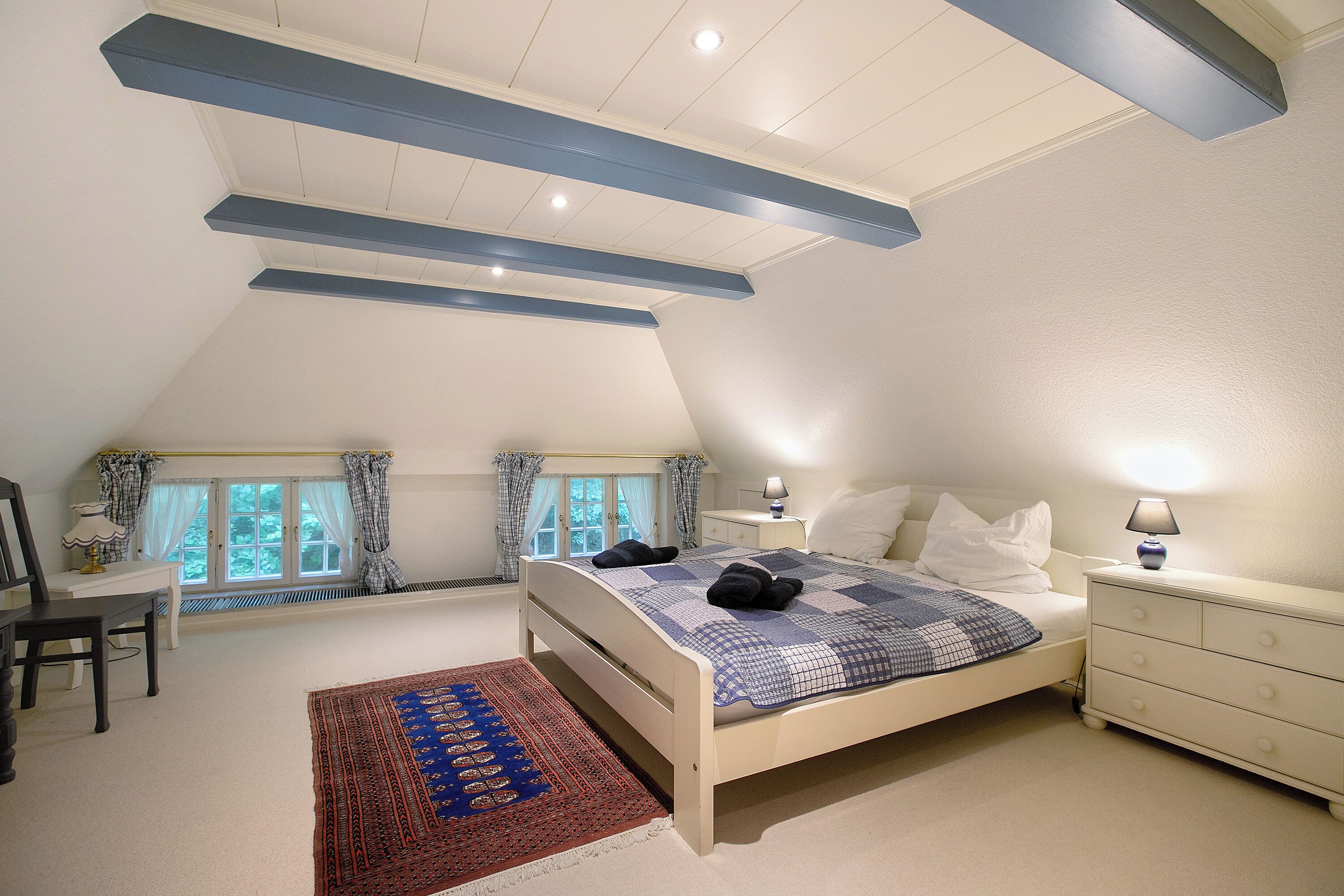 4 makuuhuonetta, silitysrauta/-lauta, ilmainen Wi-Fi, vuodevaatteet