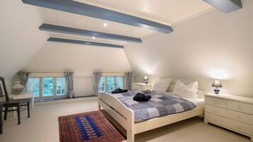 4 makuuhuonetta, silitysrauta/-lauta, ilmainen Wi-Fi, vuodevaatteet