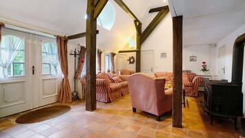 Fernseher, Kamin, DVD-Player, Stereoanlage
