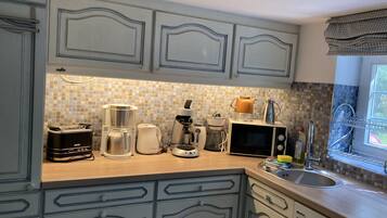 Een koelkast, een microgolfoven, een oven, een kookplaat
