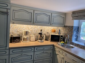 Køleskab, mikrobølgeovn, ovn, kogeplade