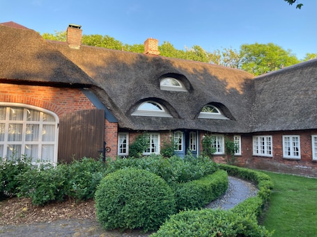 Exterior. Holiday Home 'Deichglück Auszeit-Friesenhaus' with Private Terrace, Private Garden and Wi-Fi