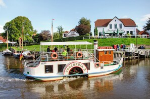 Marina - Holiday Home 'Ferienhaus Berdum' with Private Terrace, Private Garden and Wi-Fi (Wittmund)