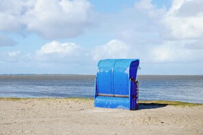 Beach - Holiday Home 'Ferienhaus Berdum' with Private Terrace, Private Garden and Wi-Fi (Wittmund)