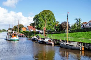 Marina - Holiday Home 'Ferienhaus Berdum' with Private Terrace, Private Garden and Wi-Fi (Wittmund)