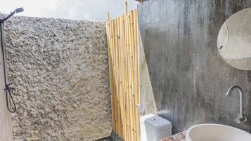 Comfort-mökki | Kylpyhuone | Erillinen kylpyamme ja suihku, syvä kylpyamme, sadesuihkupää, bidee