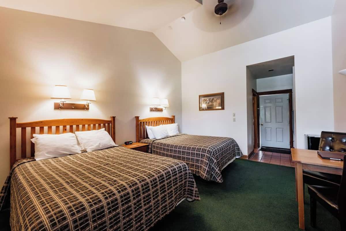 Kamer, 2 queensize bedden (Lower Lodge, full bathroom) | Gratis wifi