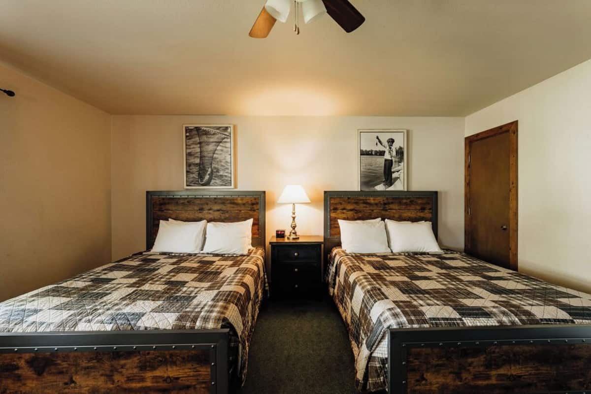 Værelse - 2 queensize-senge (Fisherman's Lodge, Full Bathroom) | Gratis Wi-Fi