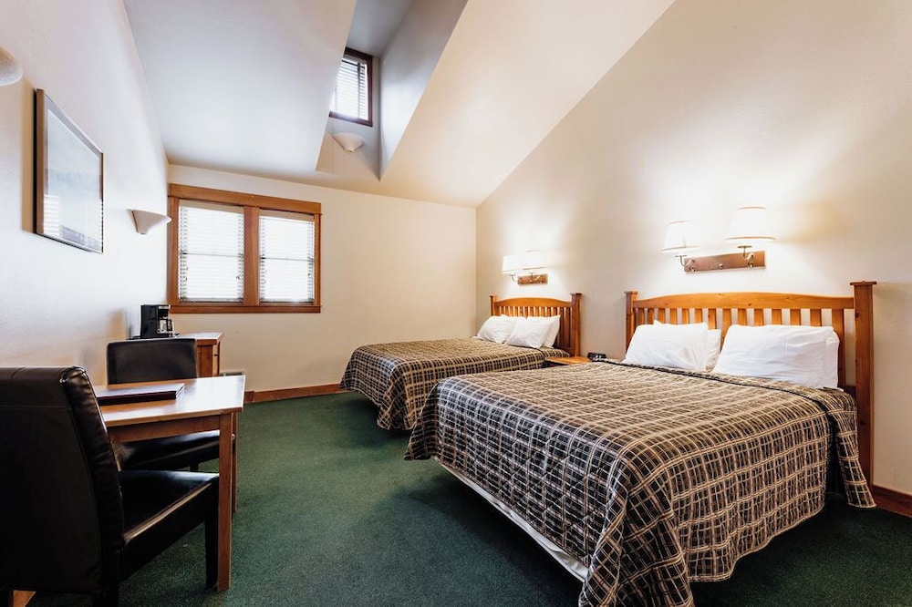 Chico Hot Springs Resort & Day Spa by null