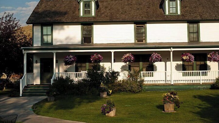 Chico Hot Springs Resort & Day Spa