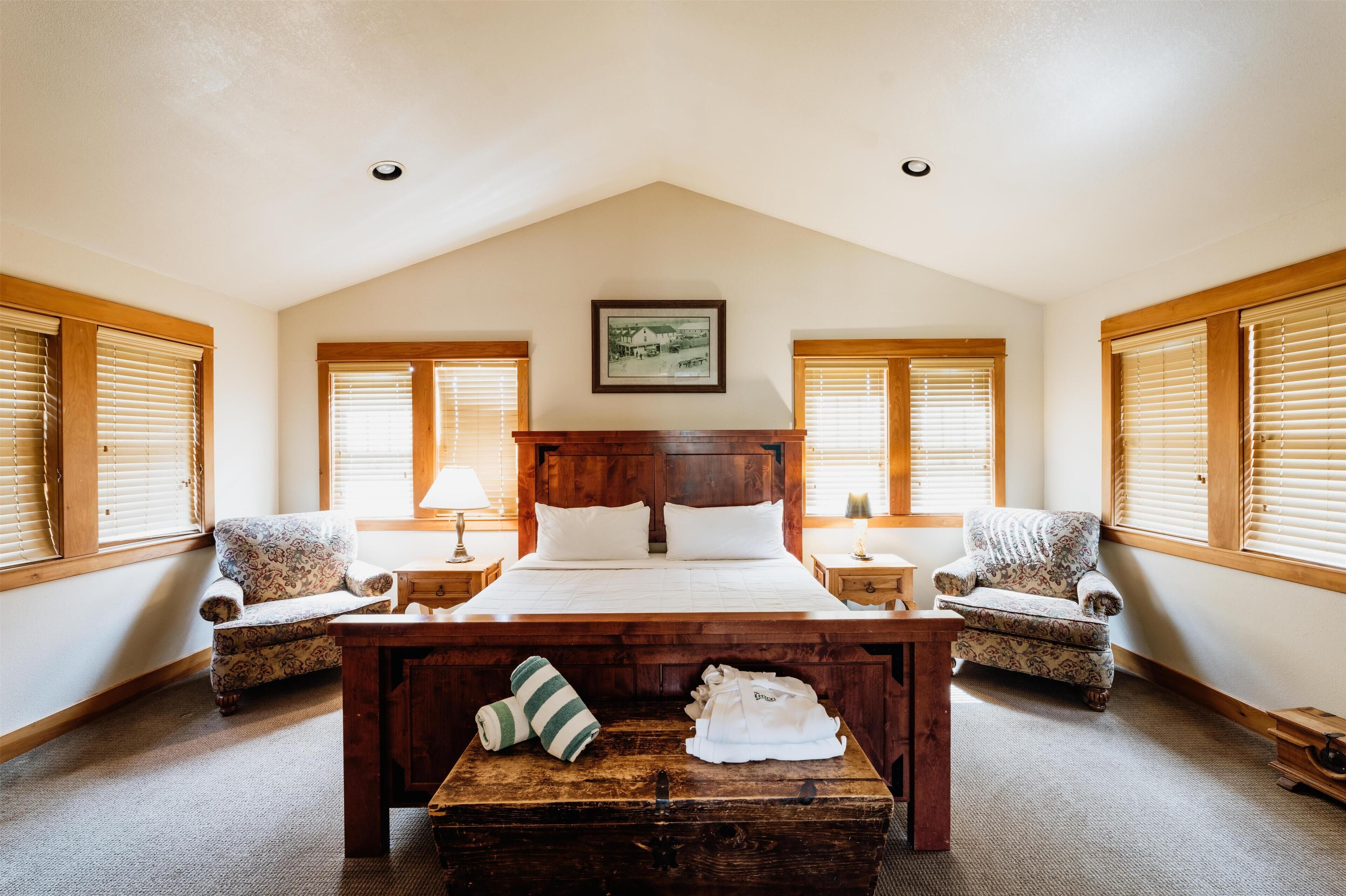 Room, 1 King Bed (Warren Wing, Full Bathroom)