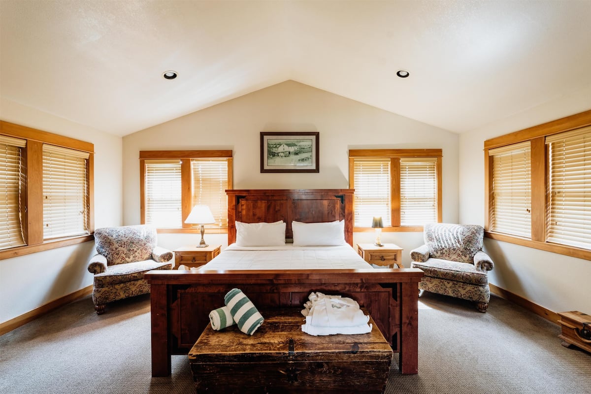 Habitación, 1 cama de matrimonio grande (Warren Wing, Full Bathroom) | Wifi gratis