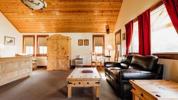 Kabin, 1 Tempat Tidur King (North40, Spa Tub, Full Bath) | Wi-Fi gratis