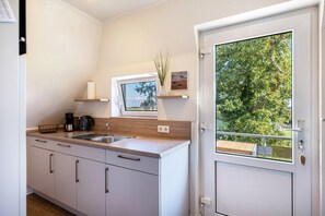 Fridge, microwave, oven, stovetop - "Fewo Flut, Hof Harrsen, where tranquillity has its home" (Pellworm)