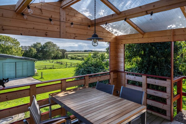 Outdoor dining - "Fewo Flut, Hof Harrsen, where tranquillity has its home" (Pellworm)