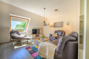 Télévision, lecteur de DVD, table de tennis de table, chaîne hi-fi