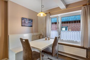 Dining - "Fewo Ebbe, Hof Harrsen, where tranquillity has its home" (Pellworm)