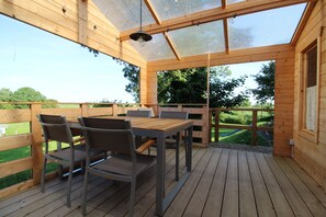 Outdoor dining - "Fewo Ebbe, Hof Harrsen, where tranquillity has its home" (Pellworm)