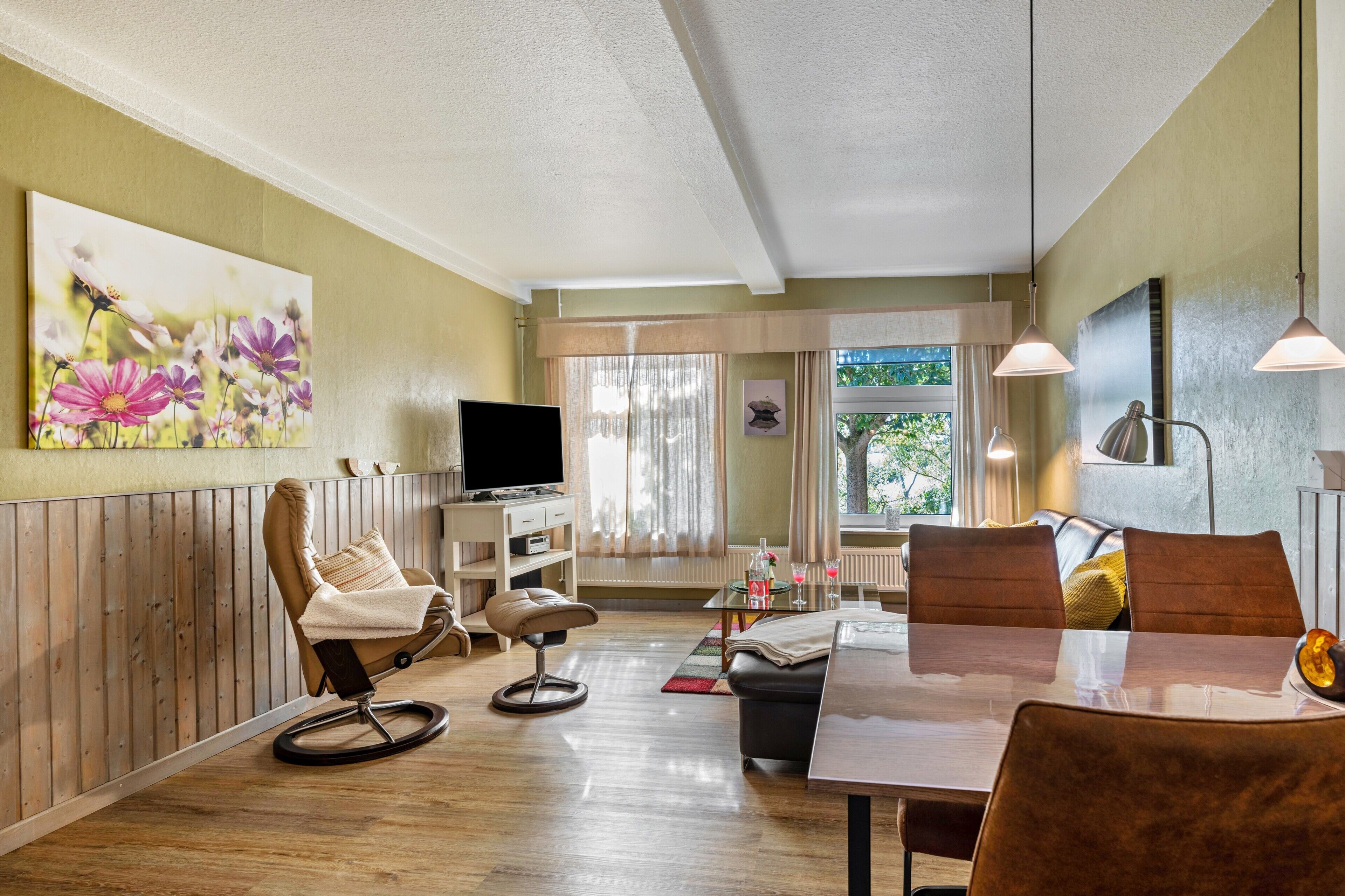 TV, DVD player, ping pong, stereo