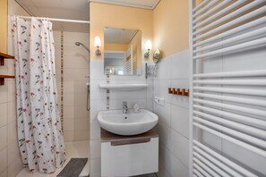 Shower, hair dryer, towels - "Fewo Ebbe, Hof Harrsen, where tranquillity has its home" (Pellworm)