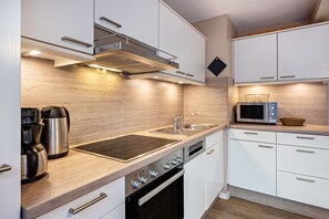Kühlschrank, Mikrowelle, Ofen, Herdplatte