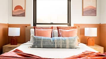 5 bedrooms, desk, iron/ironing board, travel crib