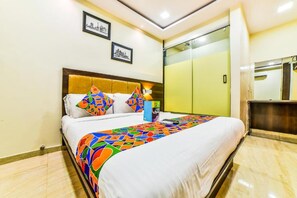 Escritorio, wifi gratis y ropa de cama 