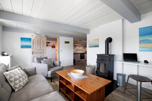 TV, fireplace - Holiday Home 'Pellworm-Kate' with Private Terrace, Private Garden and Wi-Fi (Pellworm)