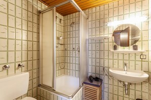 Chuveiro, secador de cabelo, toalhas de banho 