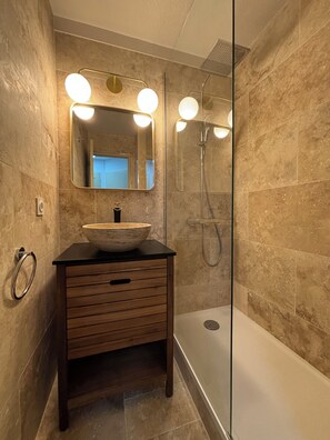 Serviettes fournies, savon, shampoing, papier toilette