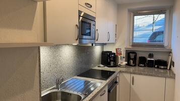 Frigorífico, microondas, horno y placa de cocina