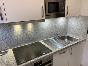 Refrigerador, microondas, horno y parrilla de estufa 