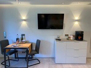 Dining - Apartment 'Harzfewo Köhnke 4' with Mountain View, Shared Garden and Wi-Fi (Goslar)