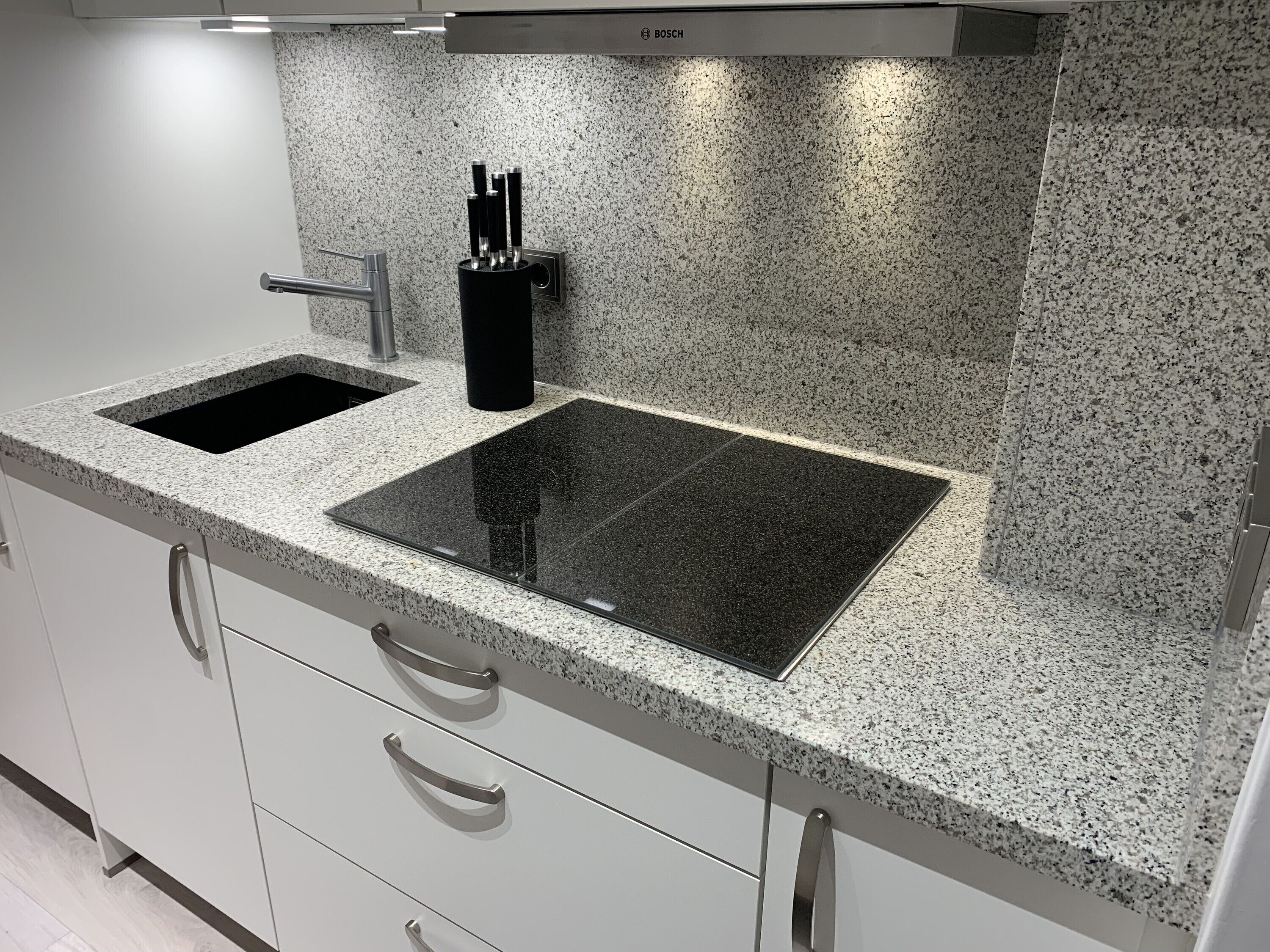 Geladeira, micro-ondas, fogão, cooktop