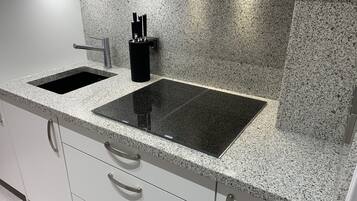 Geladeira, micro-ondas, fogão, cooktop