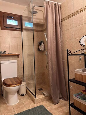 Shower, hair dryer, towels - Mosquito Guest House 2 (Drama)