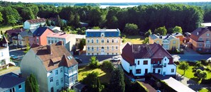 Asuinalue, jossa on taloja, keskeinen rakennus, jonka katto on sininen, ja taustalla järvi.