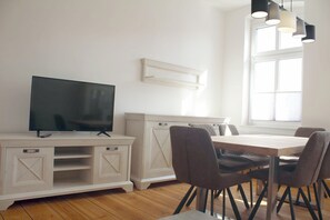 Dining - Apartment 'Ferienwohnung Og Rechts - Lychen' with Lake View, Shared Terrace and Wi-Fi (Lychen)