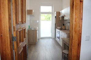 Jääkaappi, uuni, liesi, astianpesukone